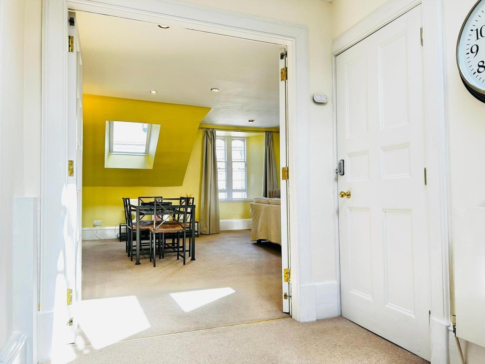 Parliament Sq Apartment *