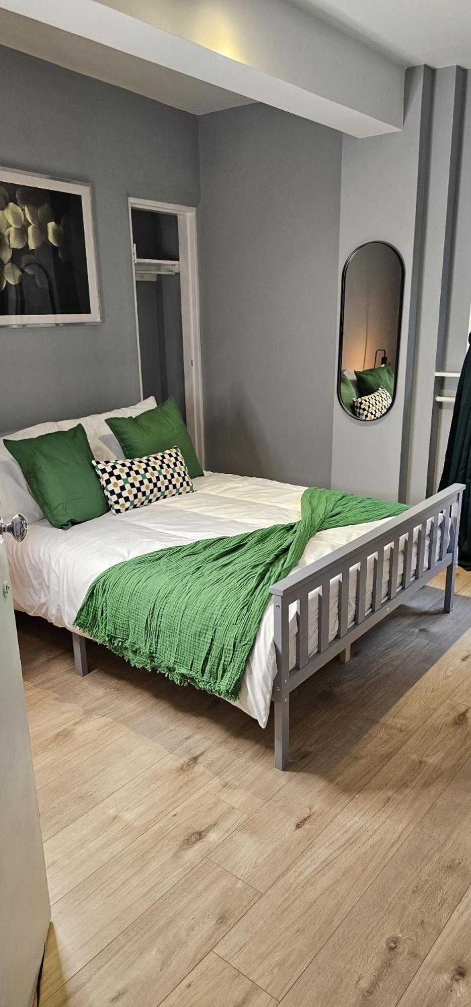 Westfield Near Murrayfield Stadium * EDI