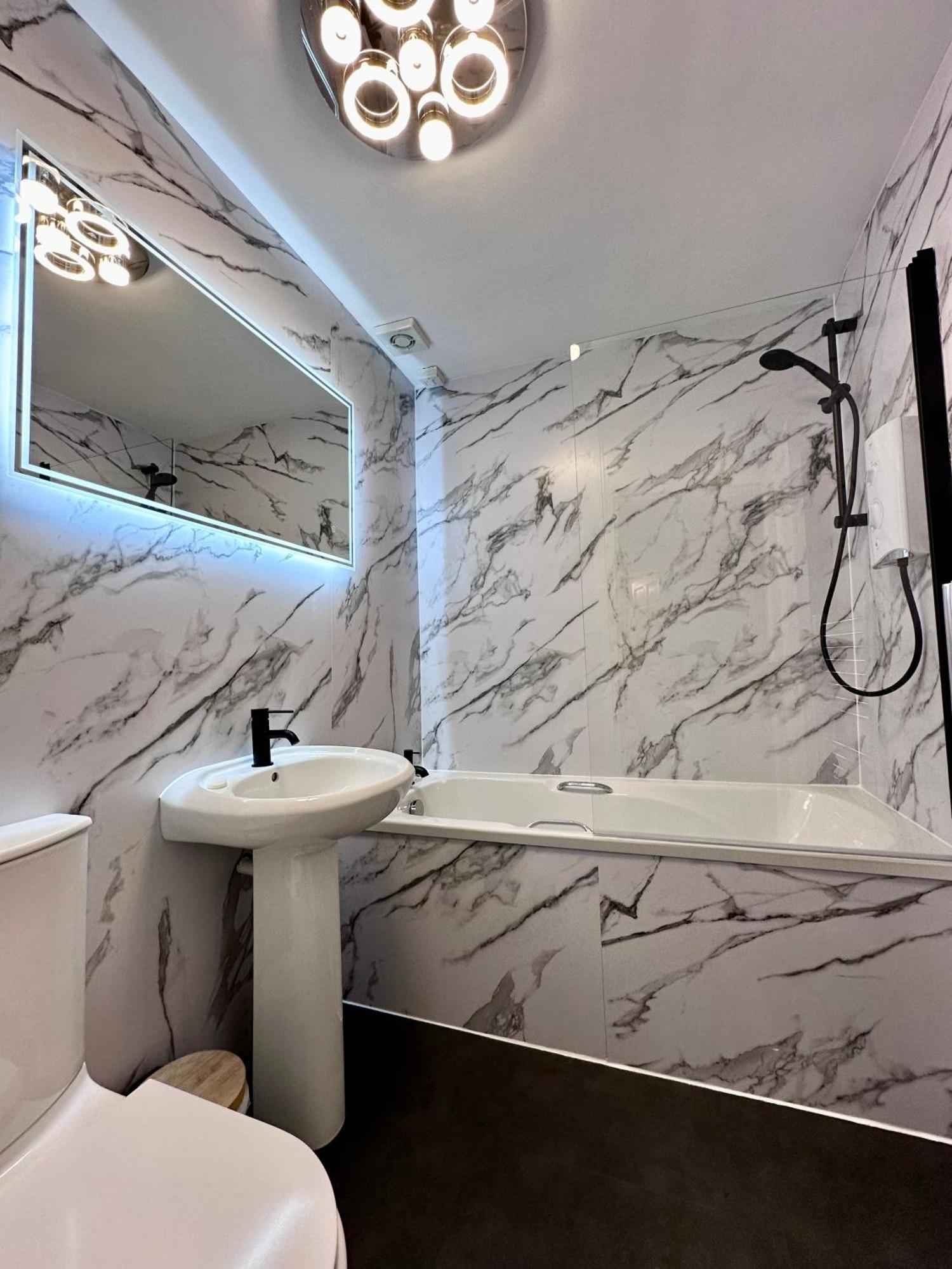 Rose Street's Hidden Treasure- 2bed Newly Refurbished Apartment