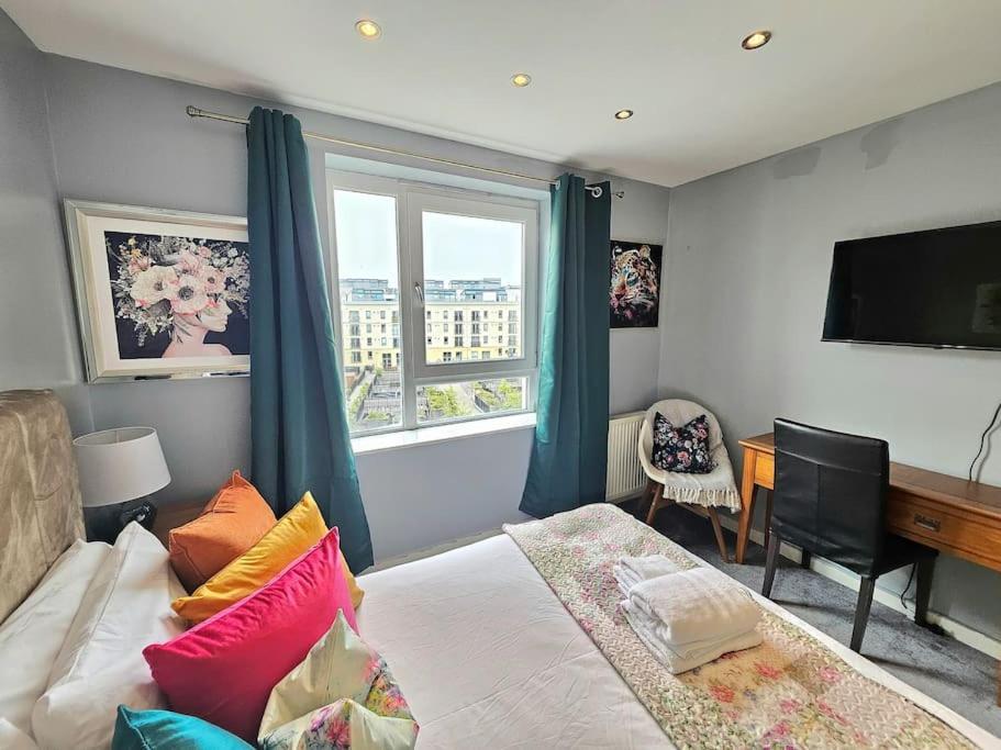 4 Separate Beds, Sleeps 6, Beautiful 2 Bed * EDI