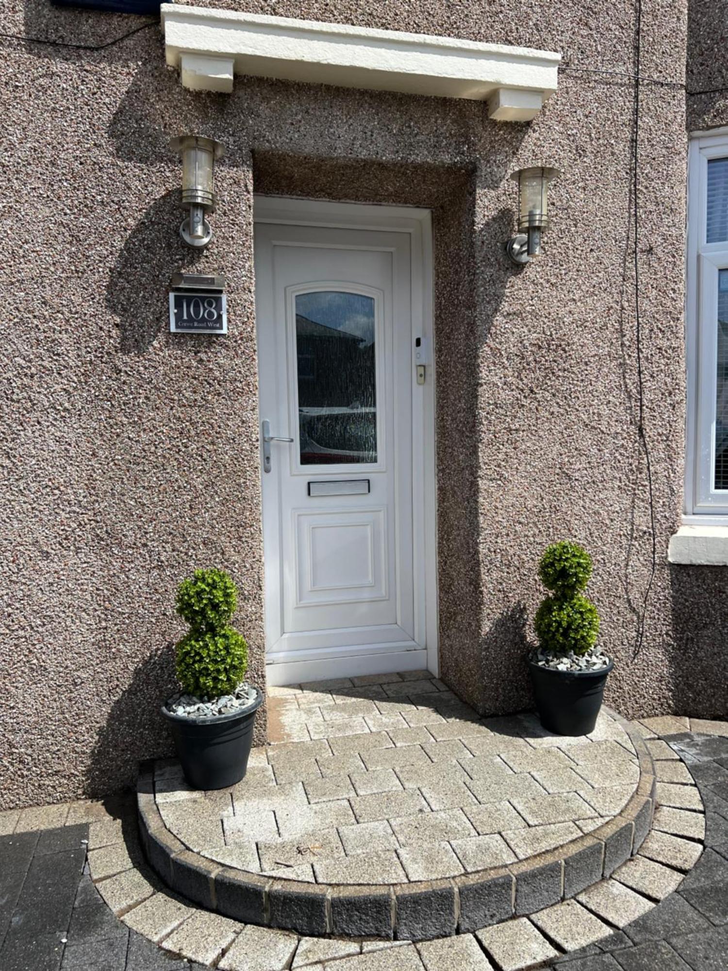 Crewe - 2 Bed, Free Off Street Parking And Private Garden Edinburgh