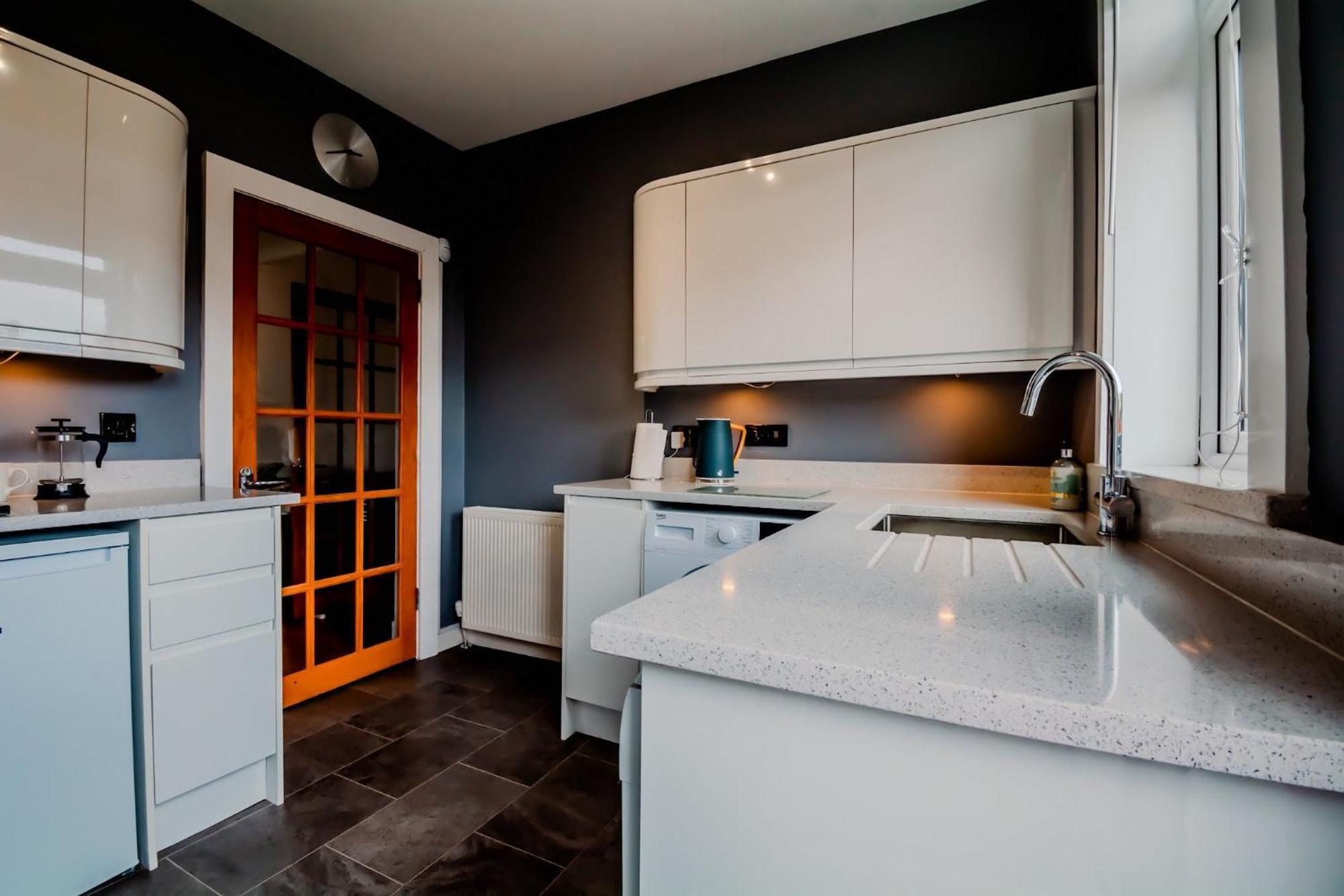 Crewe - 2 Bed, Free Off Street Parking And Private Garden Edinburgh