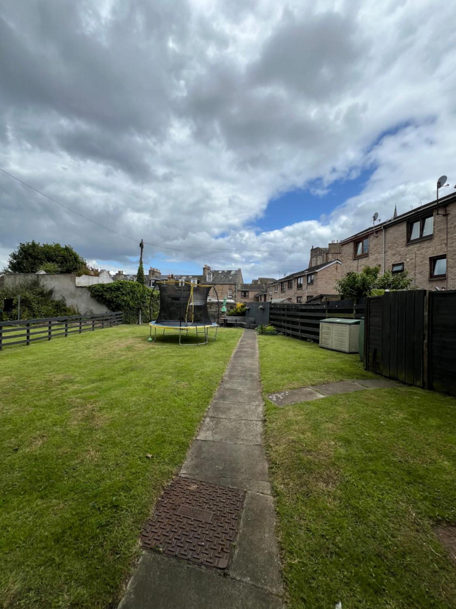 2 Bed Flat In Apartment