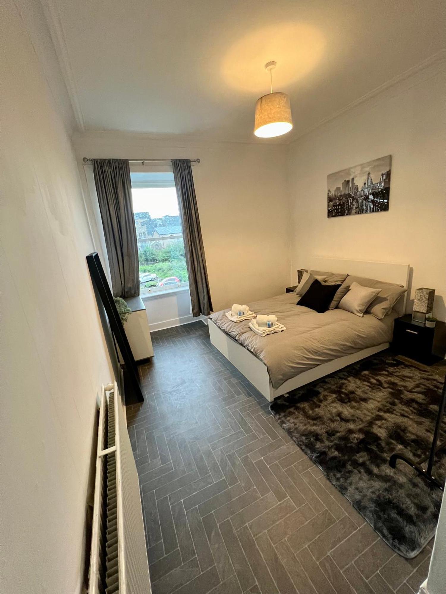 2 Bed Flat In * Edinburgh