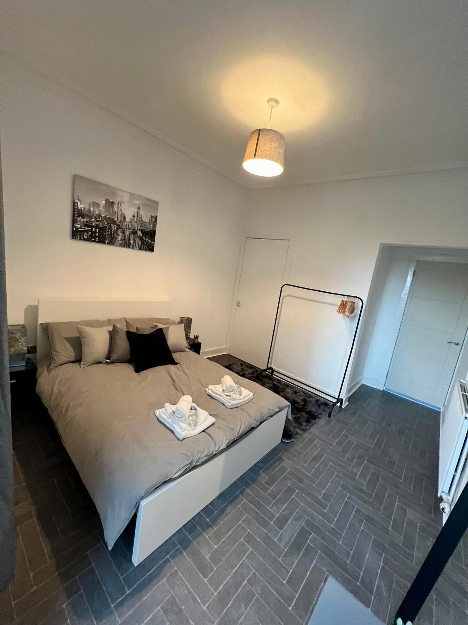 2 Bed Flat In Apartment Edinburgh