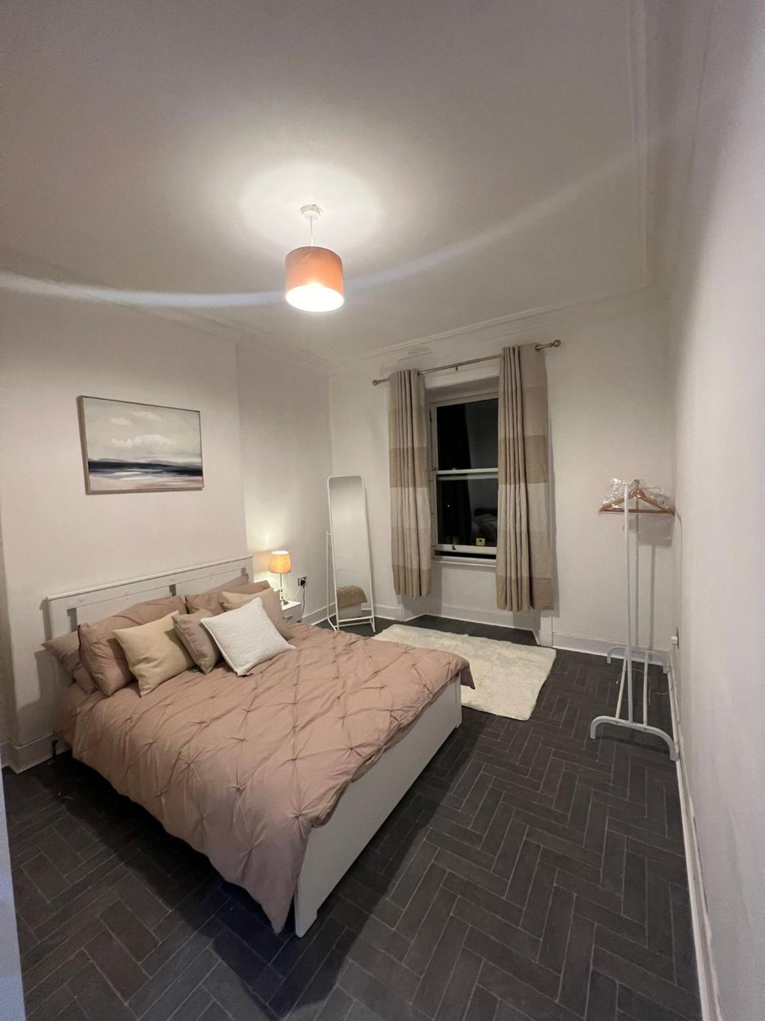 2 Bed Flat In Edinburgh