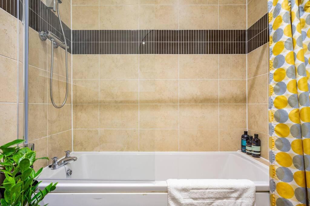 Apartment Bright, Modern 2 Bedroom House With Free Parking!