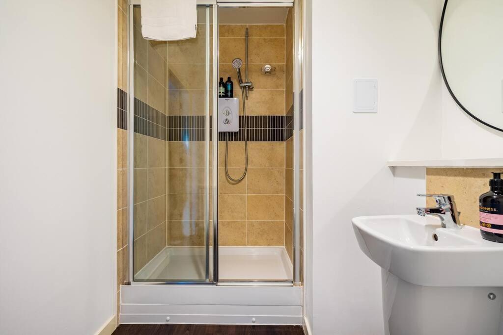 Bright, Modern 2 Bedroom House With Free Parking! Apartment *