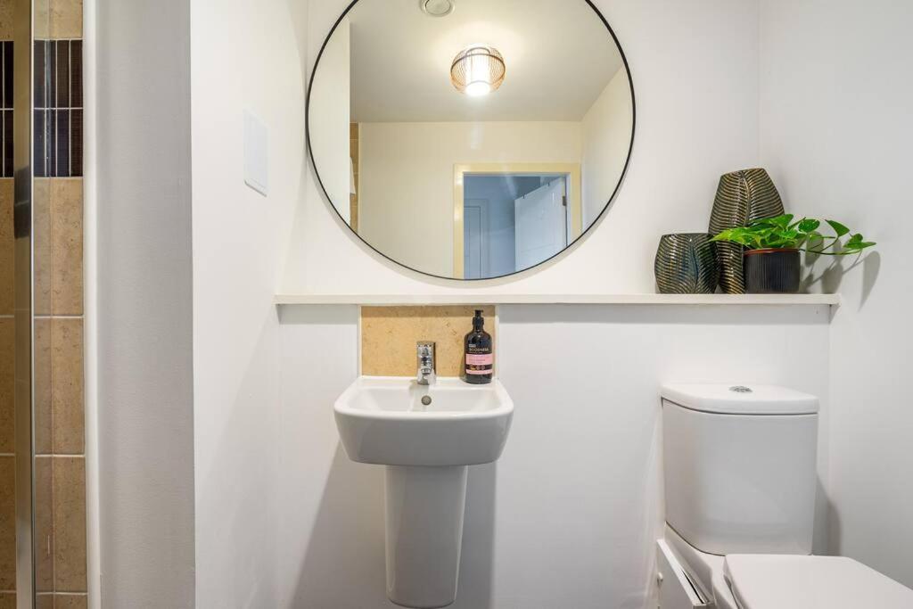 Bright, Modern 2 Bedroom House With Free Parking! Apartment