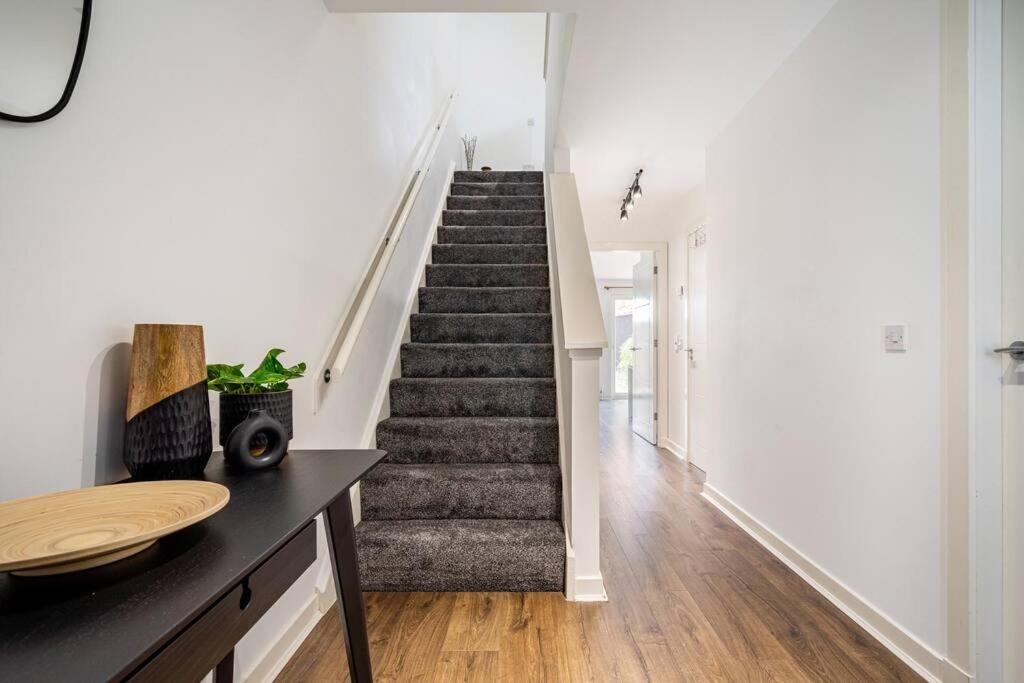 Apartment Bright, Modern 2 Bedroom House With Free Parking!