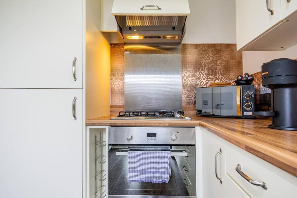 Bright, Modern 2 Bedroom House With Free Parking! *