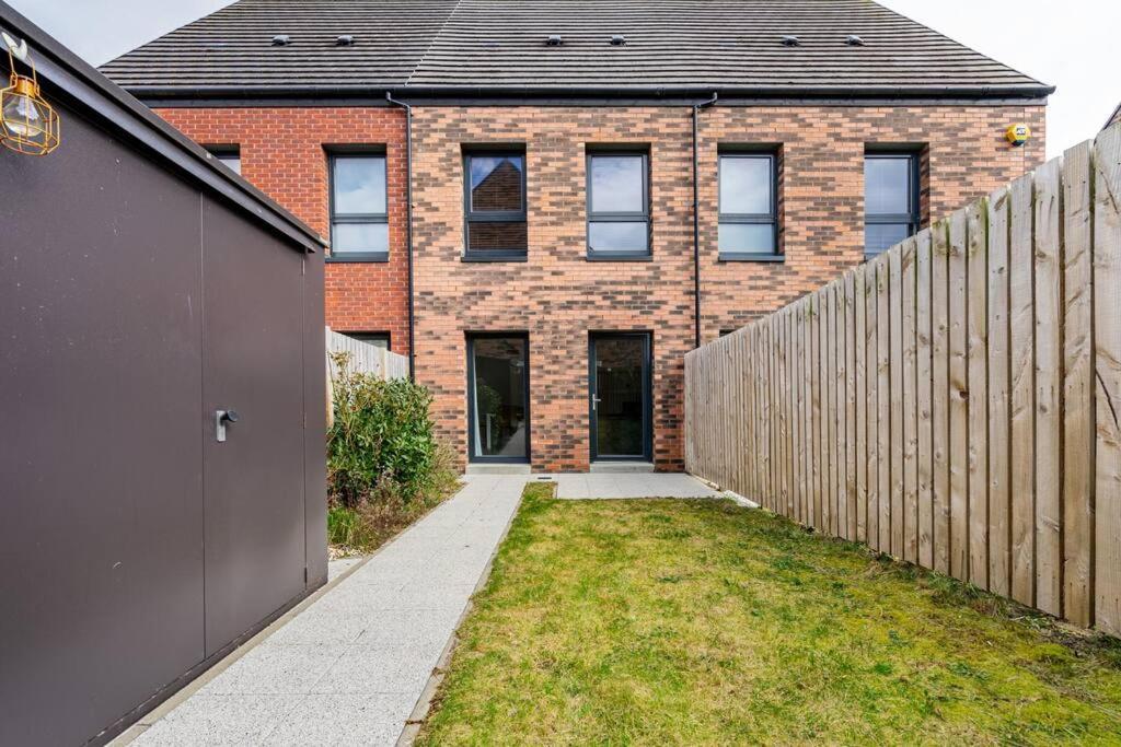 Bright, Modern 2 Bedroom House With Free Parking! Apartment *