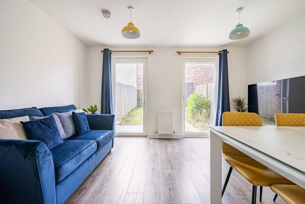 Apartment Bright, Modern 2 Bedroom House With Free Parking! *