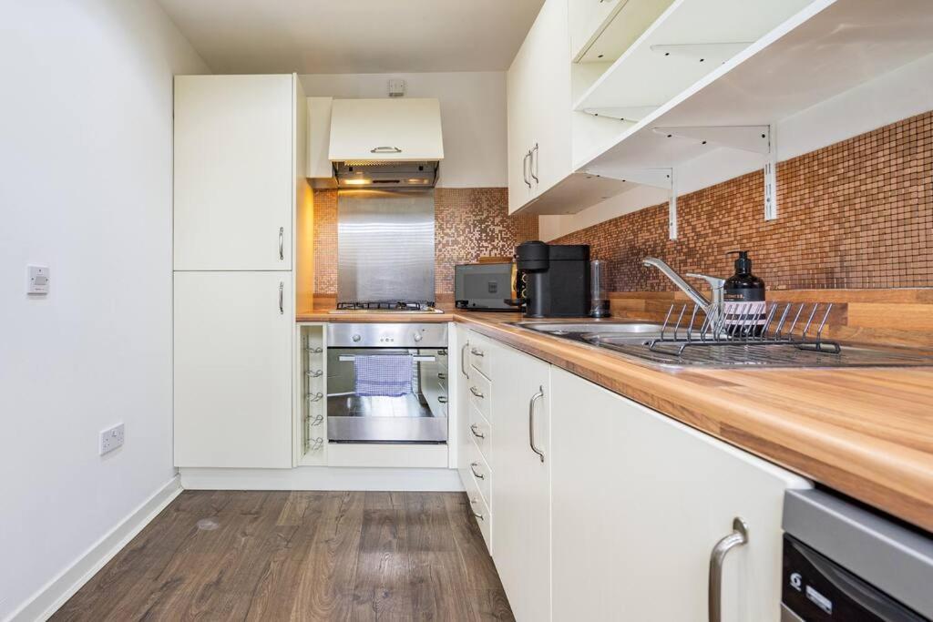 Bright, Modern 2 Bedroom House With Free Parking! * Edinburgh