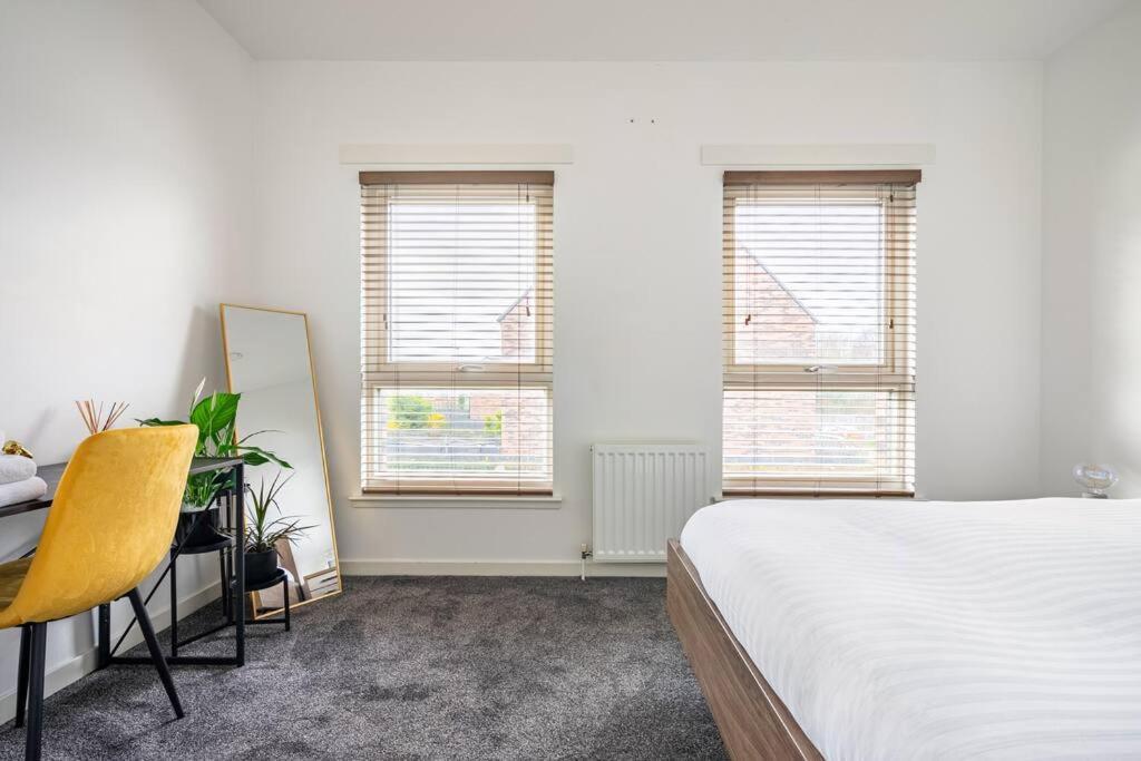 Bright, Modern 2 Bedroom House With Free Parking!