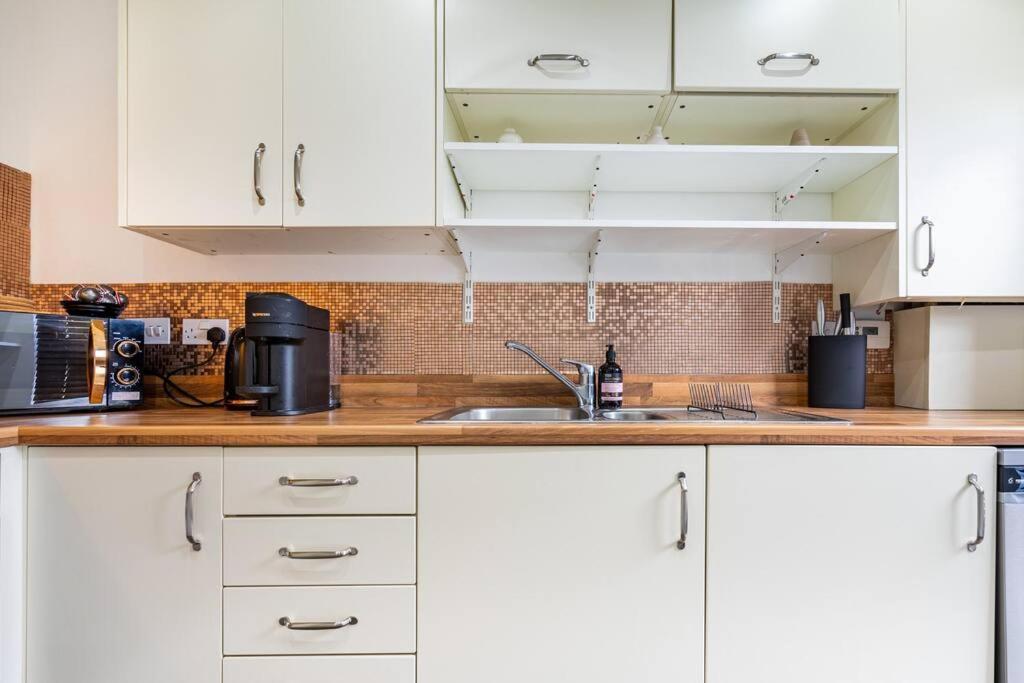 Bright, Modern 2 Bedroom House With Free Parking! *