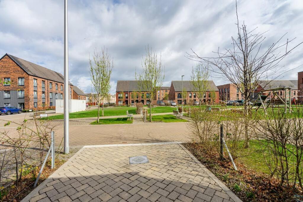 Bright, Modern 2 Bedroom House With Free Parking! Apartment