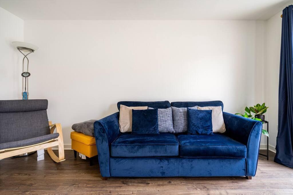 Bright, Modern 2 Bedroom House With Free Parking! Apartment *
