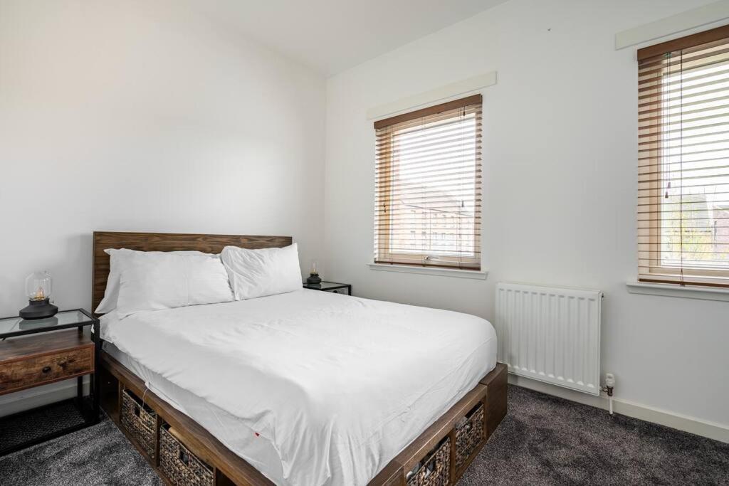 Apartment Bright, Modern 2 Bedroom House With Free Parking!