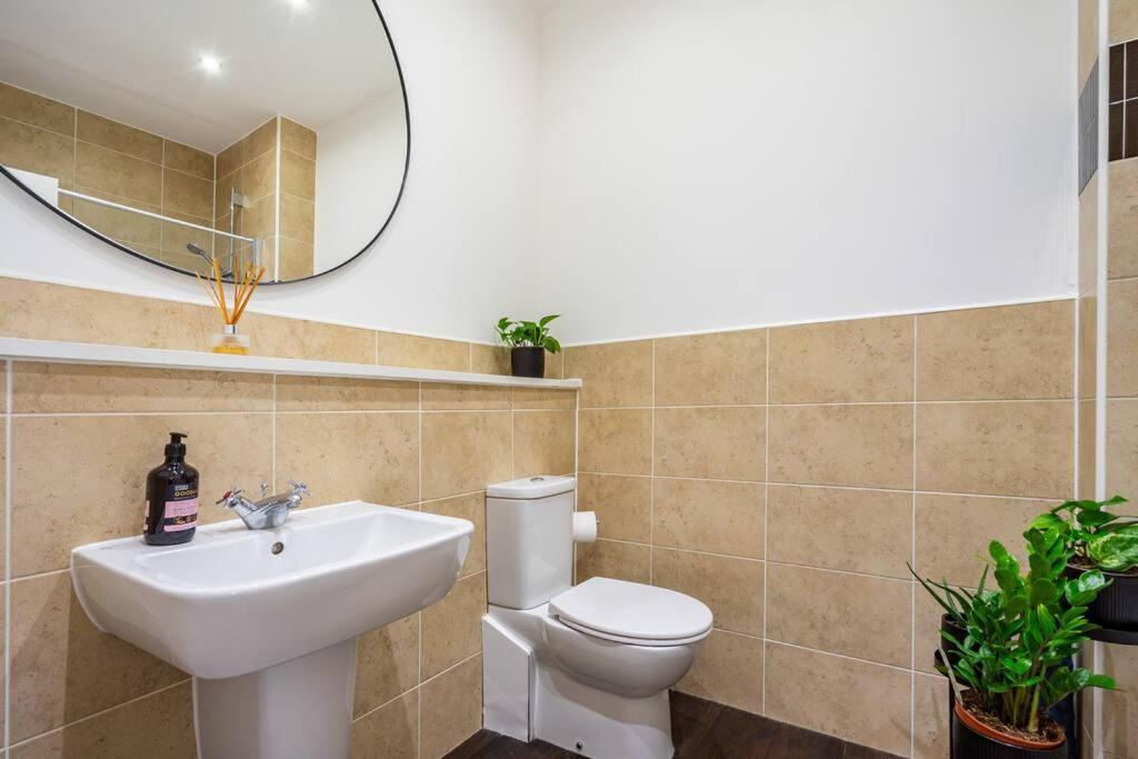 Apartment Bright, Modern 2 Bedroom House With Free Parking! *