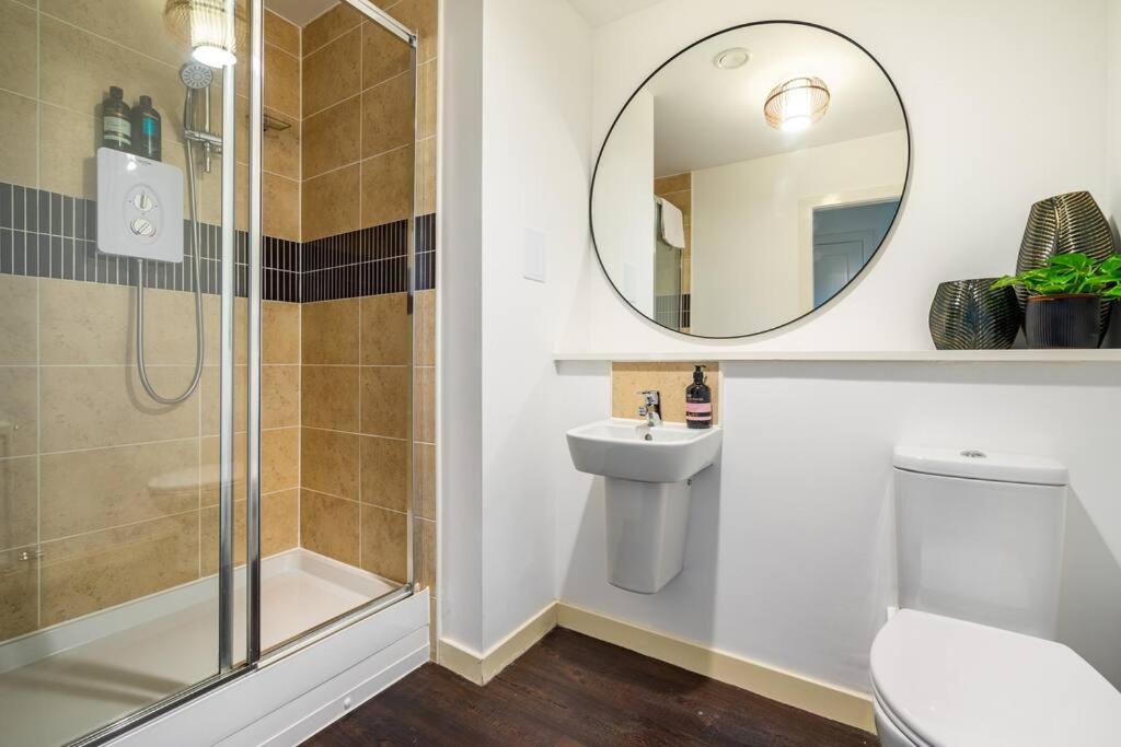 Bright, Modern 2 Bedroom House With Free Parking! *