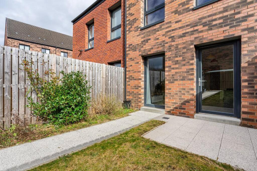 Bright, Modern 2 Bedroom House With Free Parking!