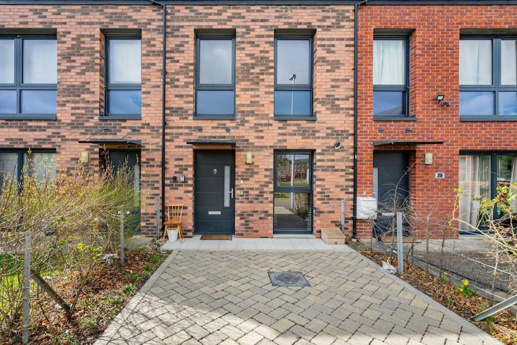 Apartment Bright, Modern 2 Bedroom House With Free Parking!