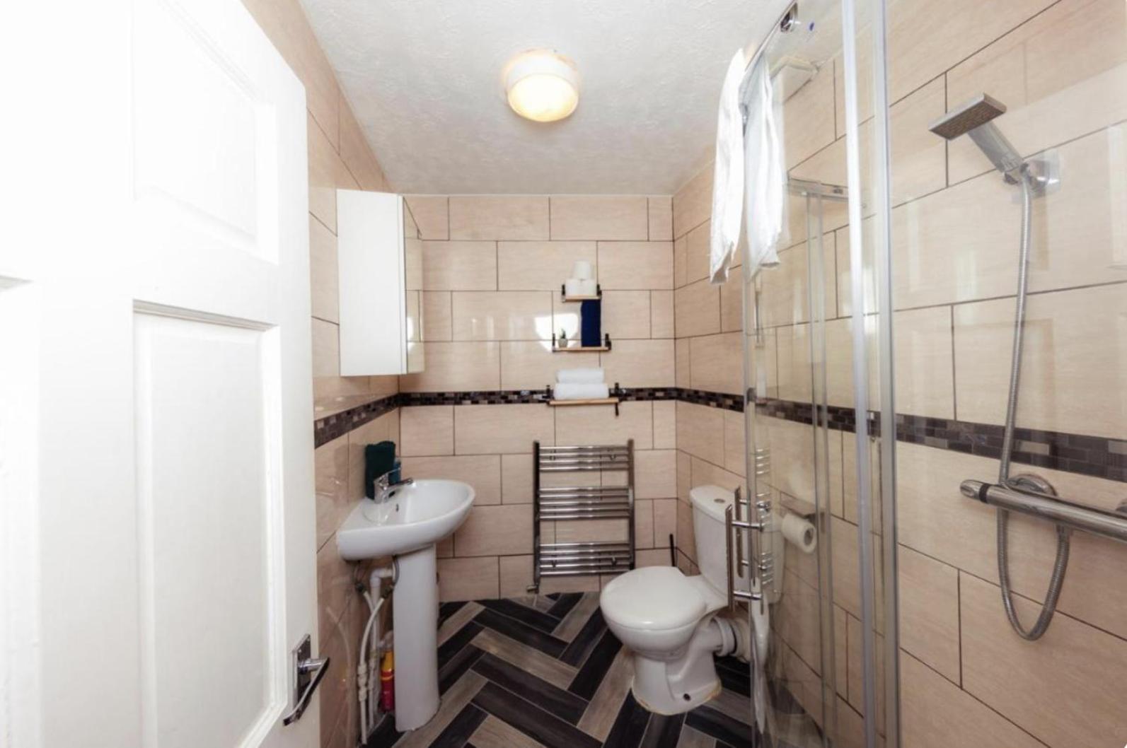 Warm & Welcoming Close To Meadows! City Centre 10 Apartment