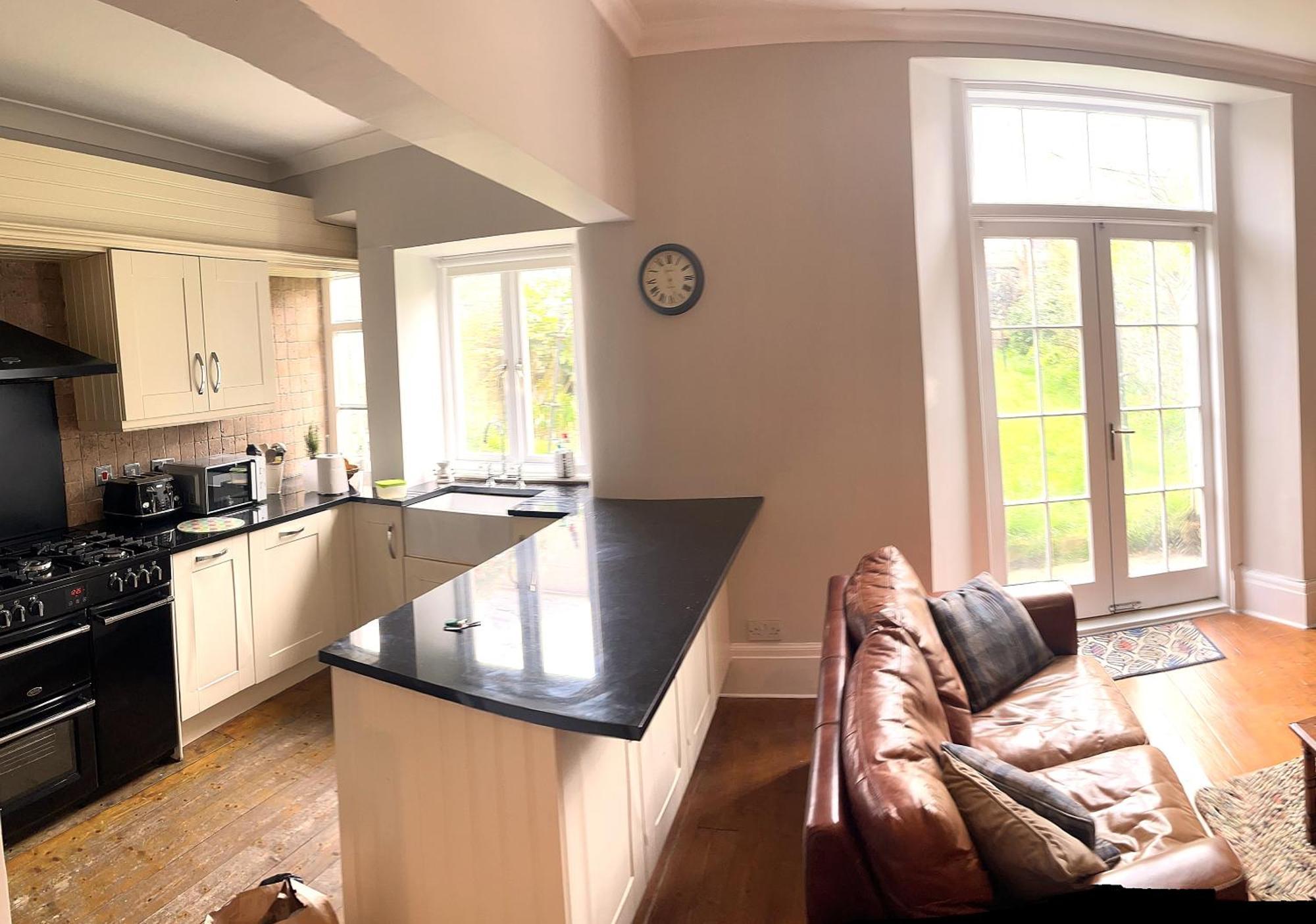 Spacious New Town Garden Flat