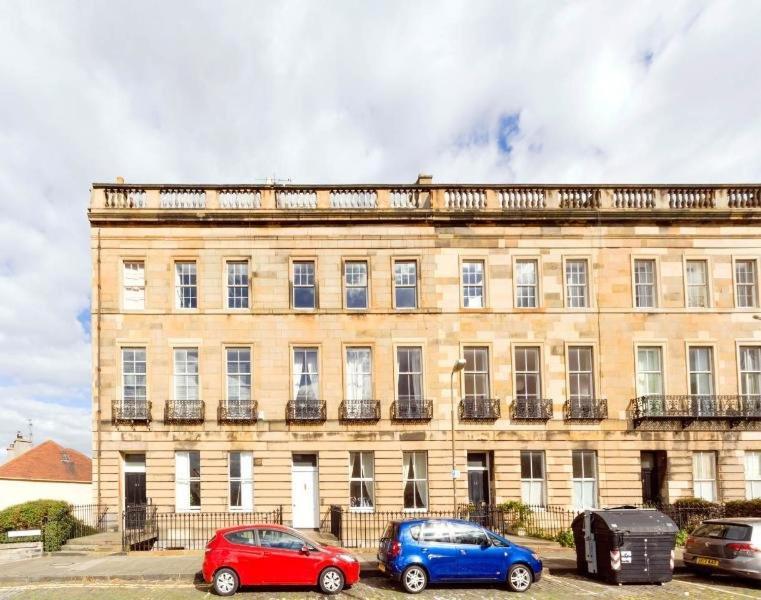 Spacious New Town Garden Flat *