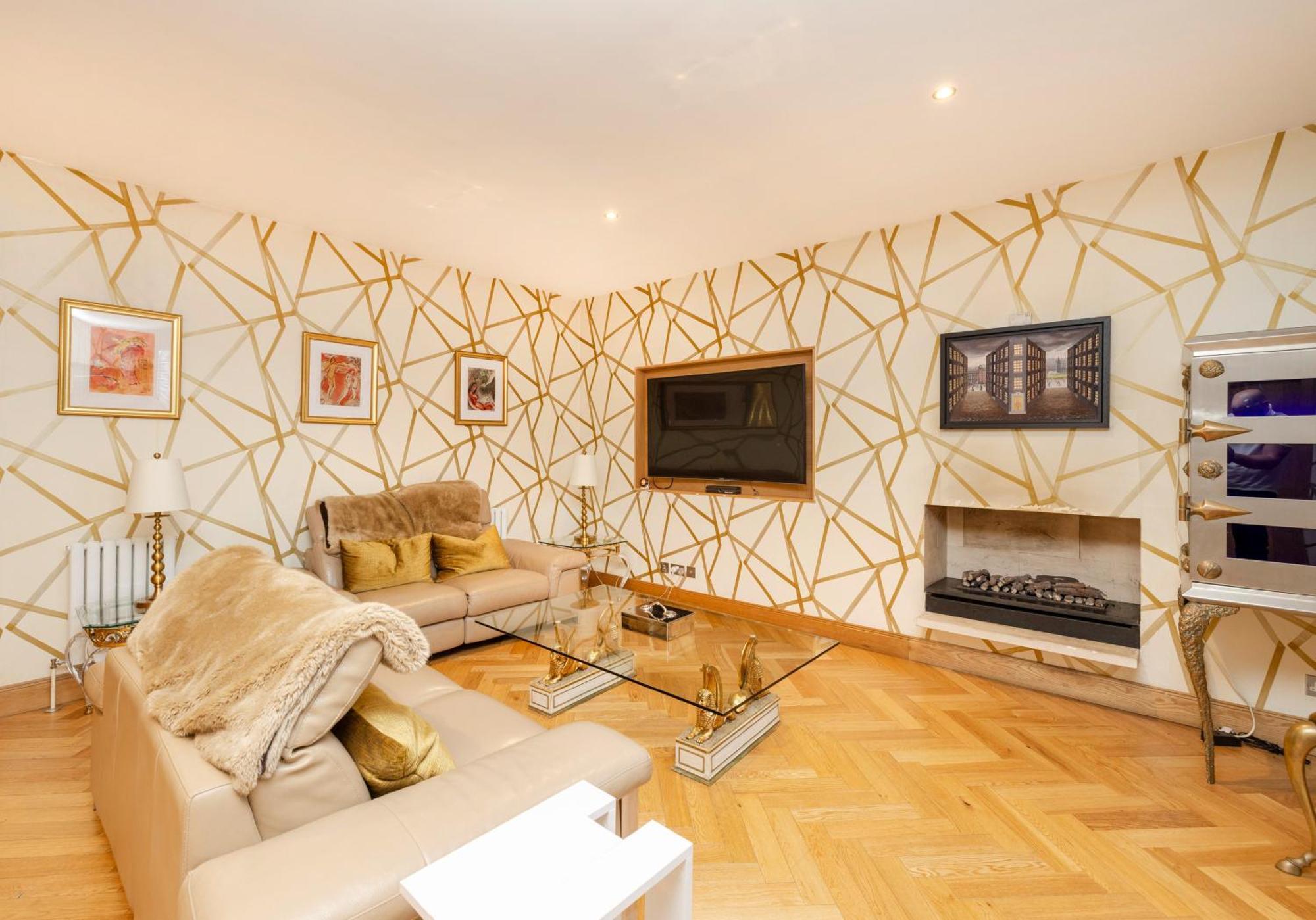 Beautiful 3bed On York Place Apartment *