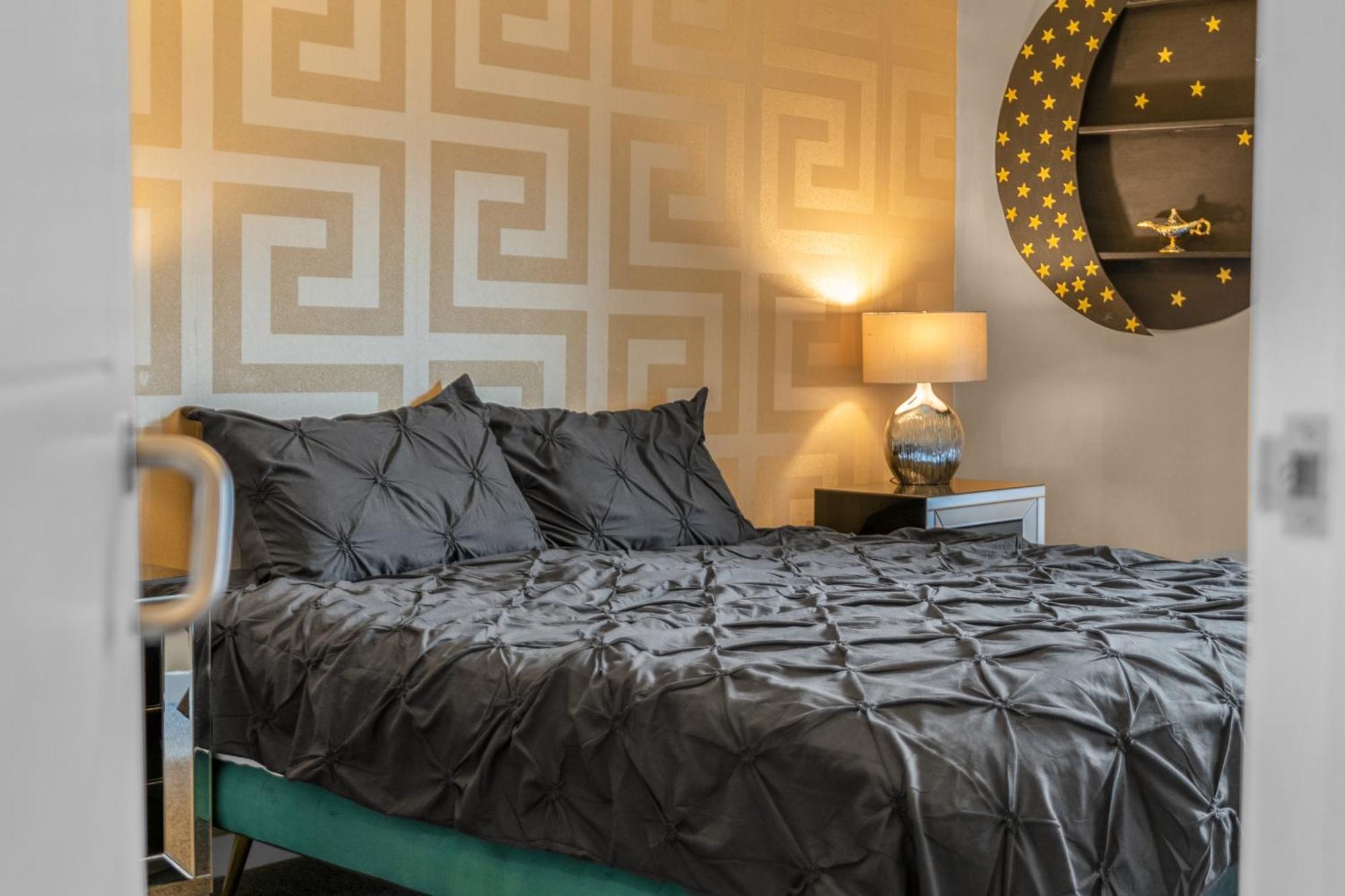 Cosy, Stylish Bedroom For Business And Work Travellers Guest house