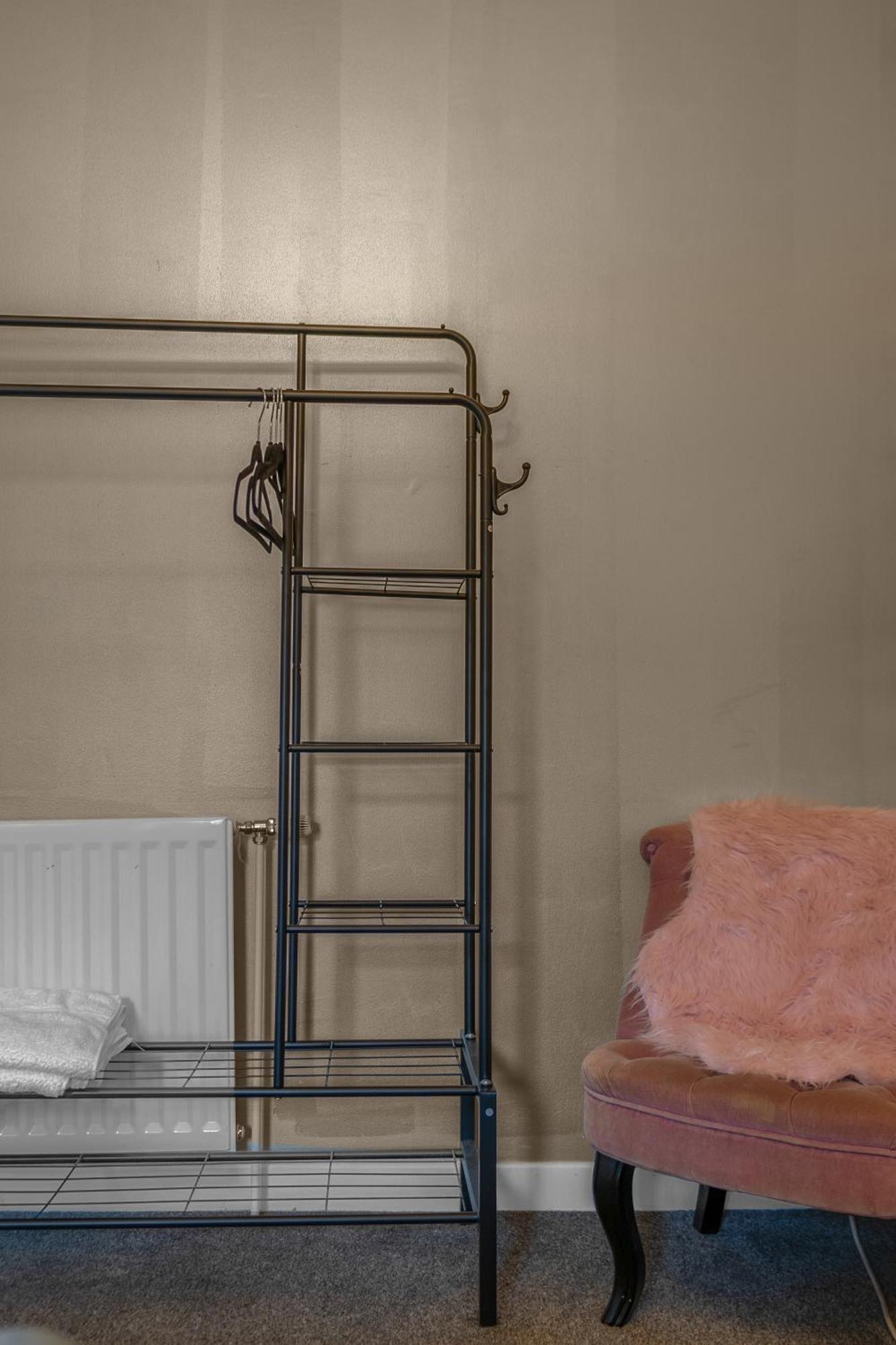 Guest house Cosy, Stylish Bedroom For Business And Work Travellers