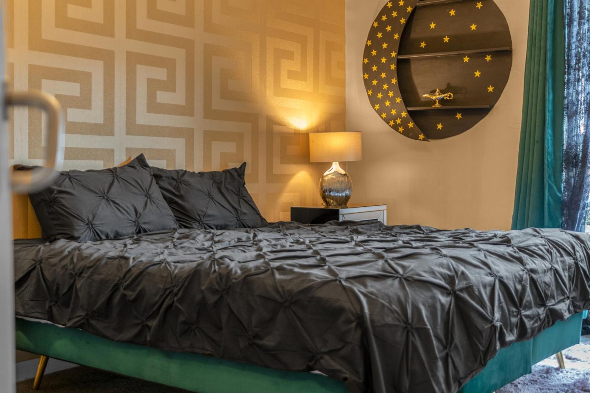 Cosy, Stylish Bedroom For Business And Work Travellers Guest house *