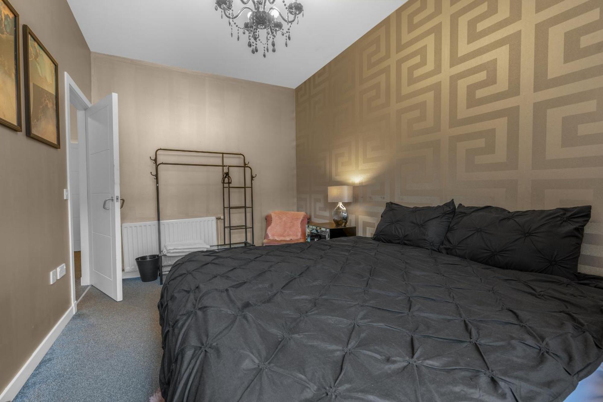 Cosy, Stylish Bedroom For Business And Work Travellers Guest house Edinburgh