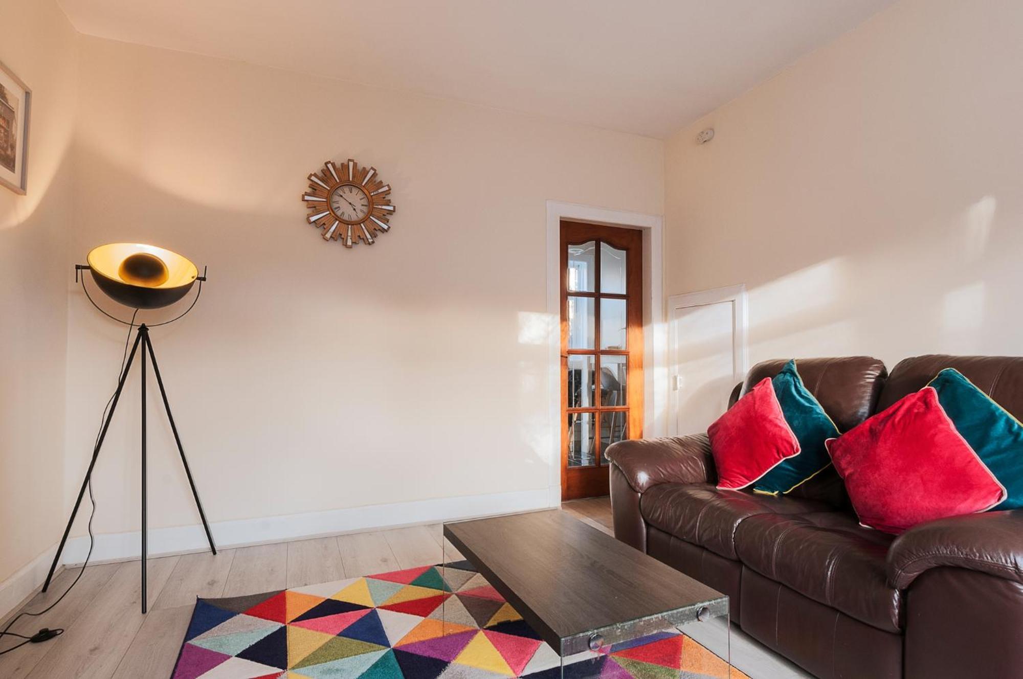 2 Bed Property, Sleeps 5, Free Parking, Near Centre EDI