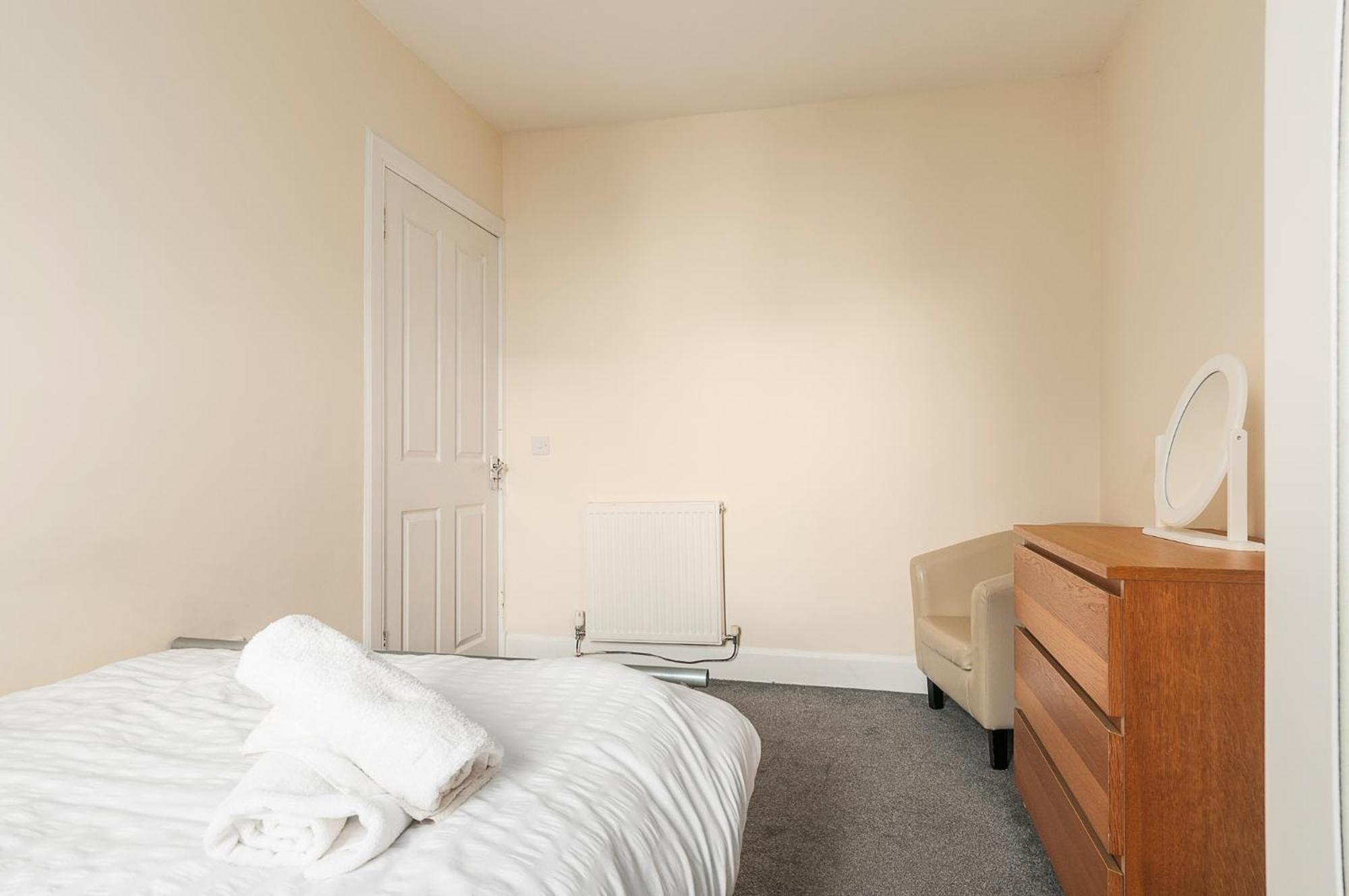 2 Bed Property, Sleeps 5, Free Parking, Near Centre * EDI