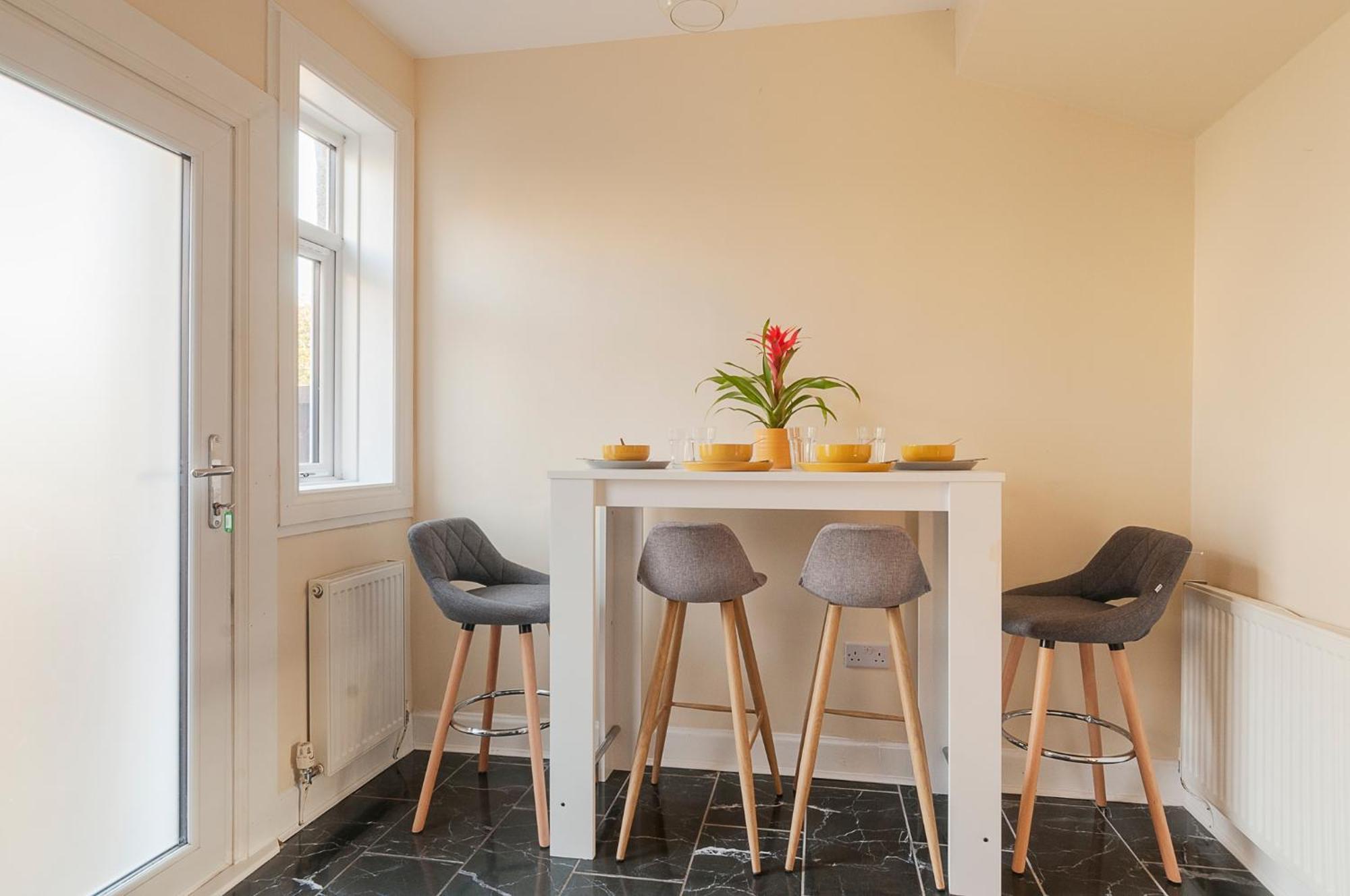 2 Bed Property, Sleeps 5, Free Parking, Near Centre Ferienhaus *