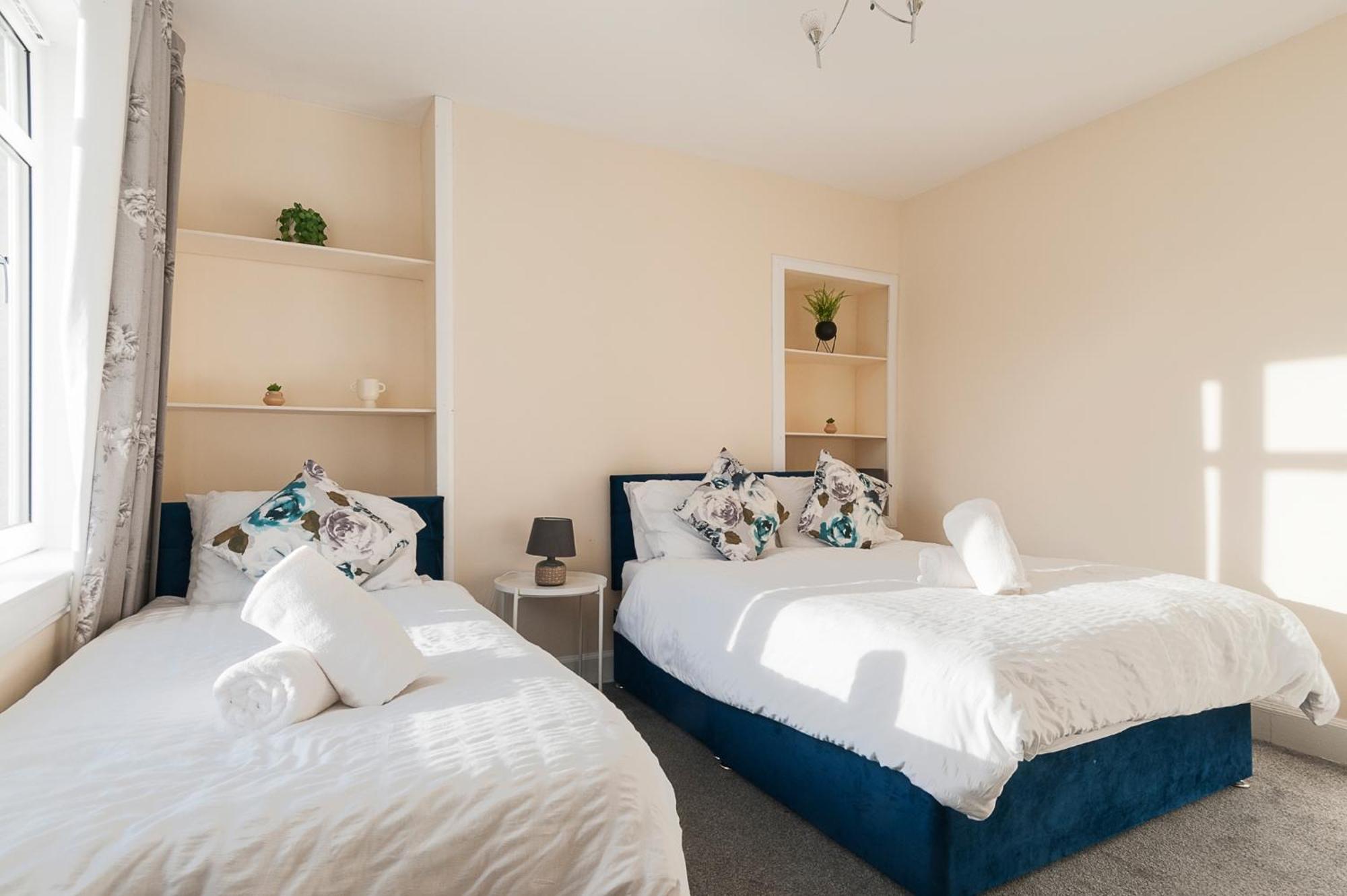 Ferienhaus 2 Bed Property, Sleeps 5, Free Parking, Near Centre *