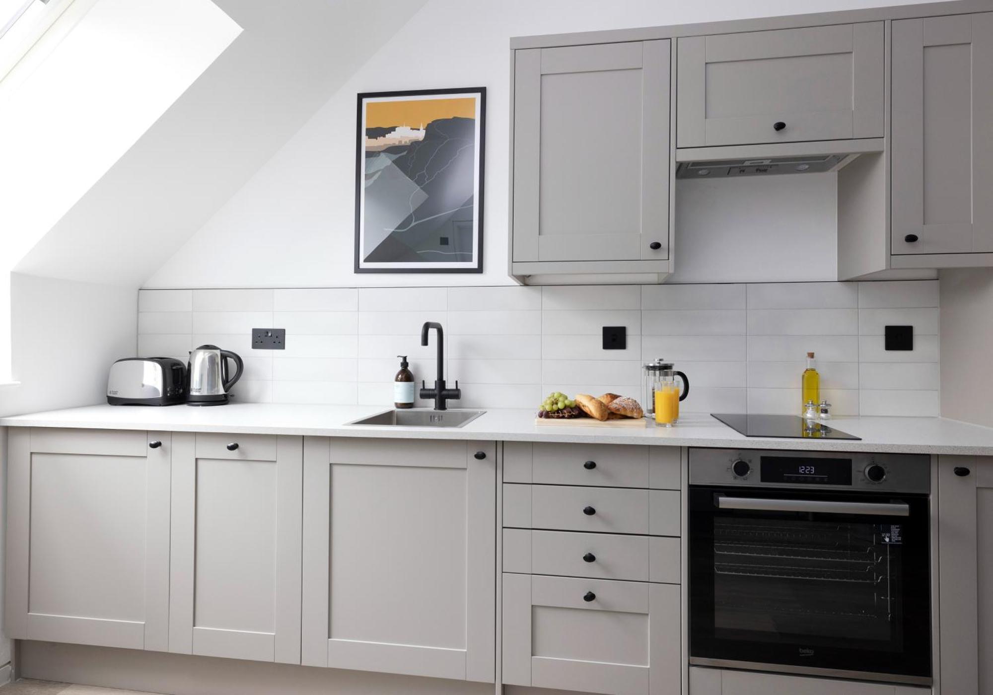 Charming Near Holyrood Park & Calton Hill Apartment *