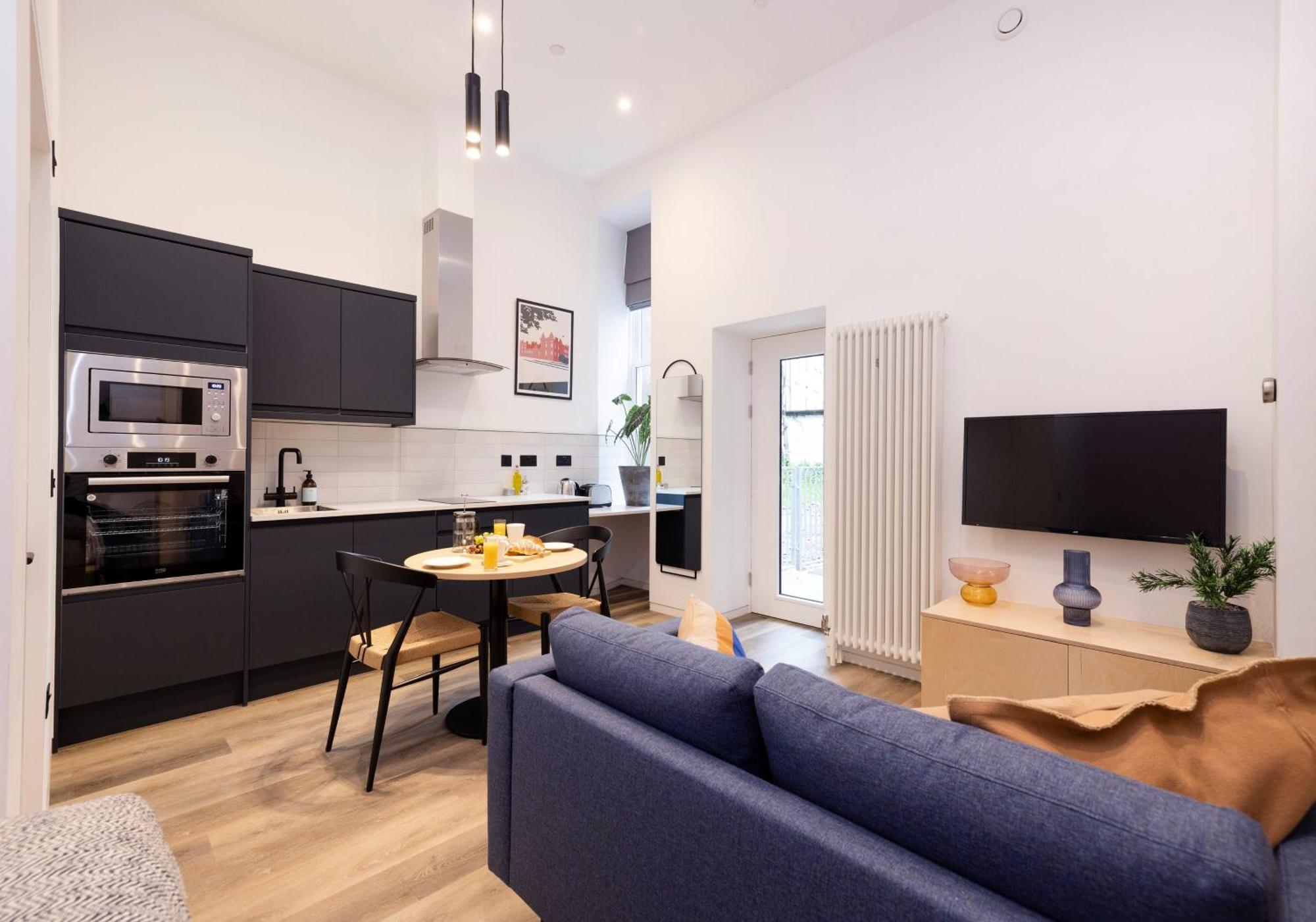 Charming Near Holyrood Park & Calton Hill Apartment *