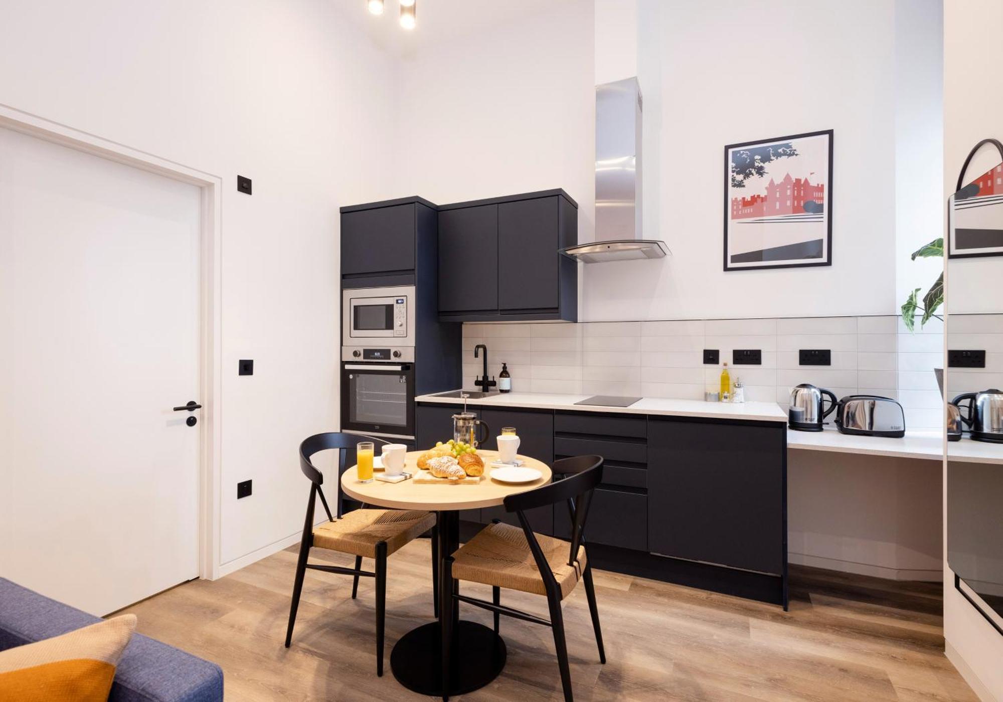 Charming Near Holyrood Park & Calton Hill Apartment Edinburgh