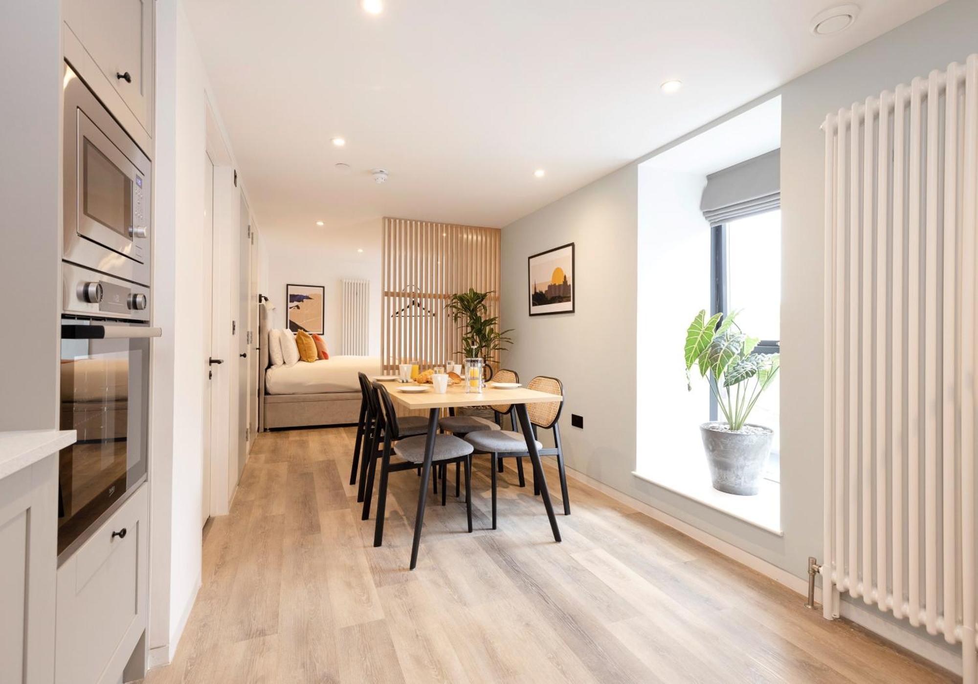 Charming Near Holyrood Park & Calton Hill Apartment Edinburgh