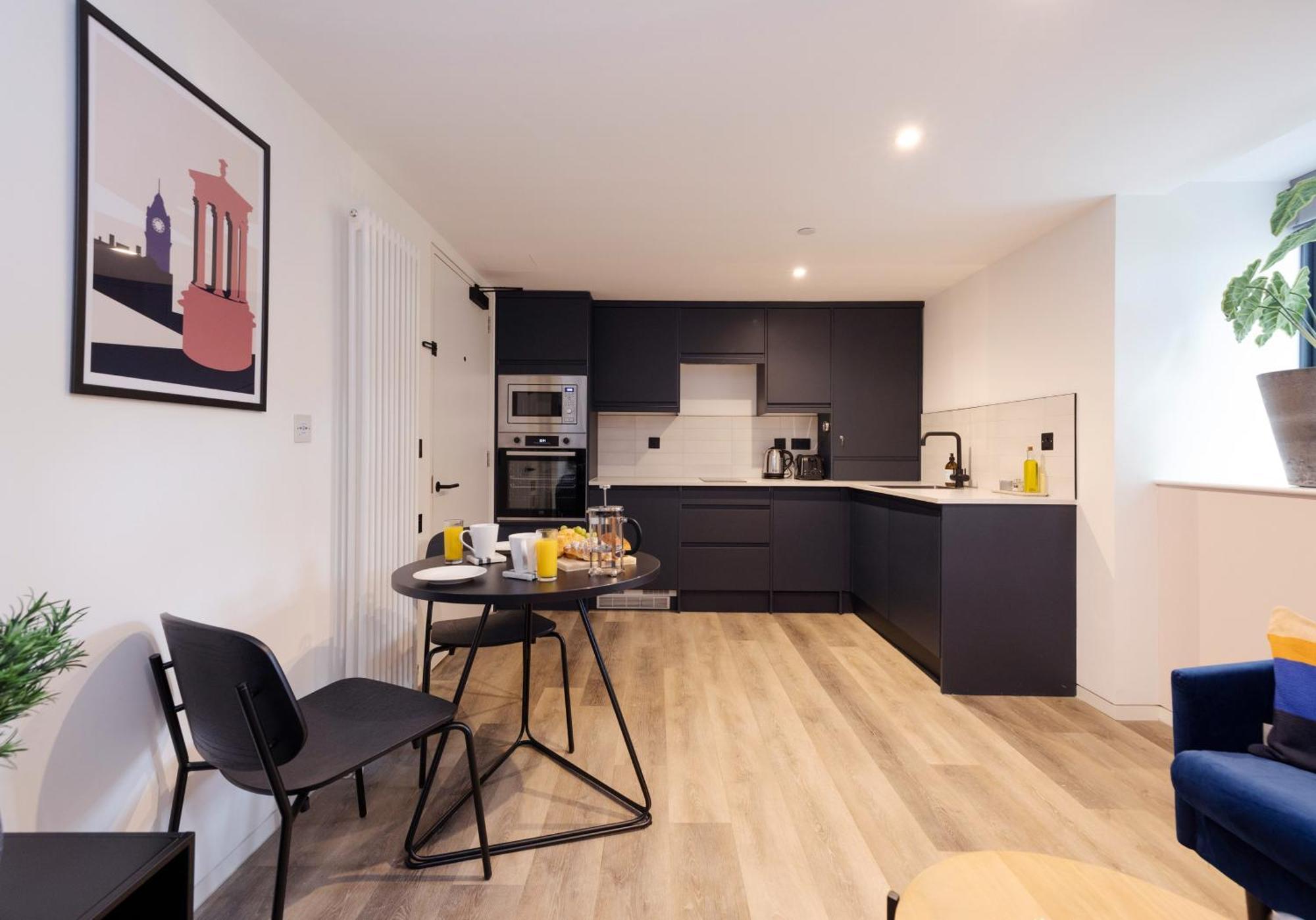 Charming Near Holyrood Park & Calton Hill Apartment *