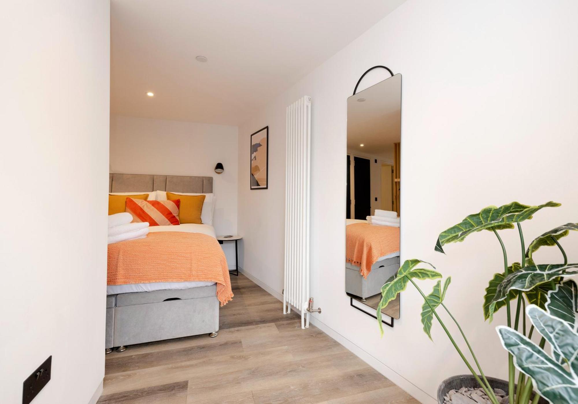Charming Near Holyrood Park & Calton Hill Apartment Edinburgh