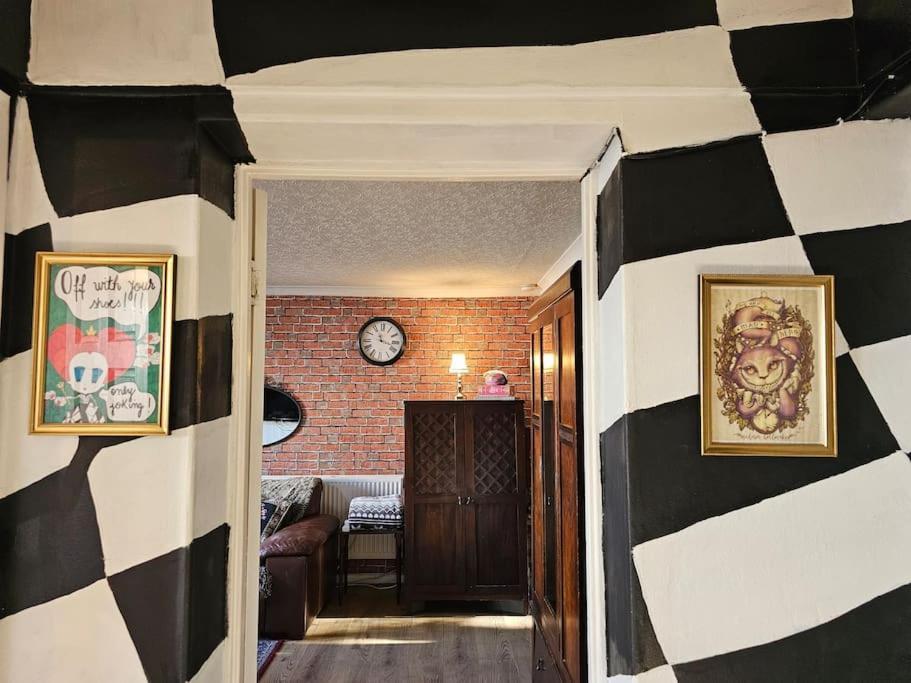 Oxgang's Shabby Chic Apartment EDI