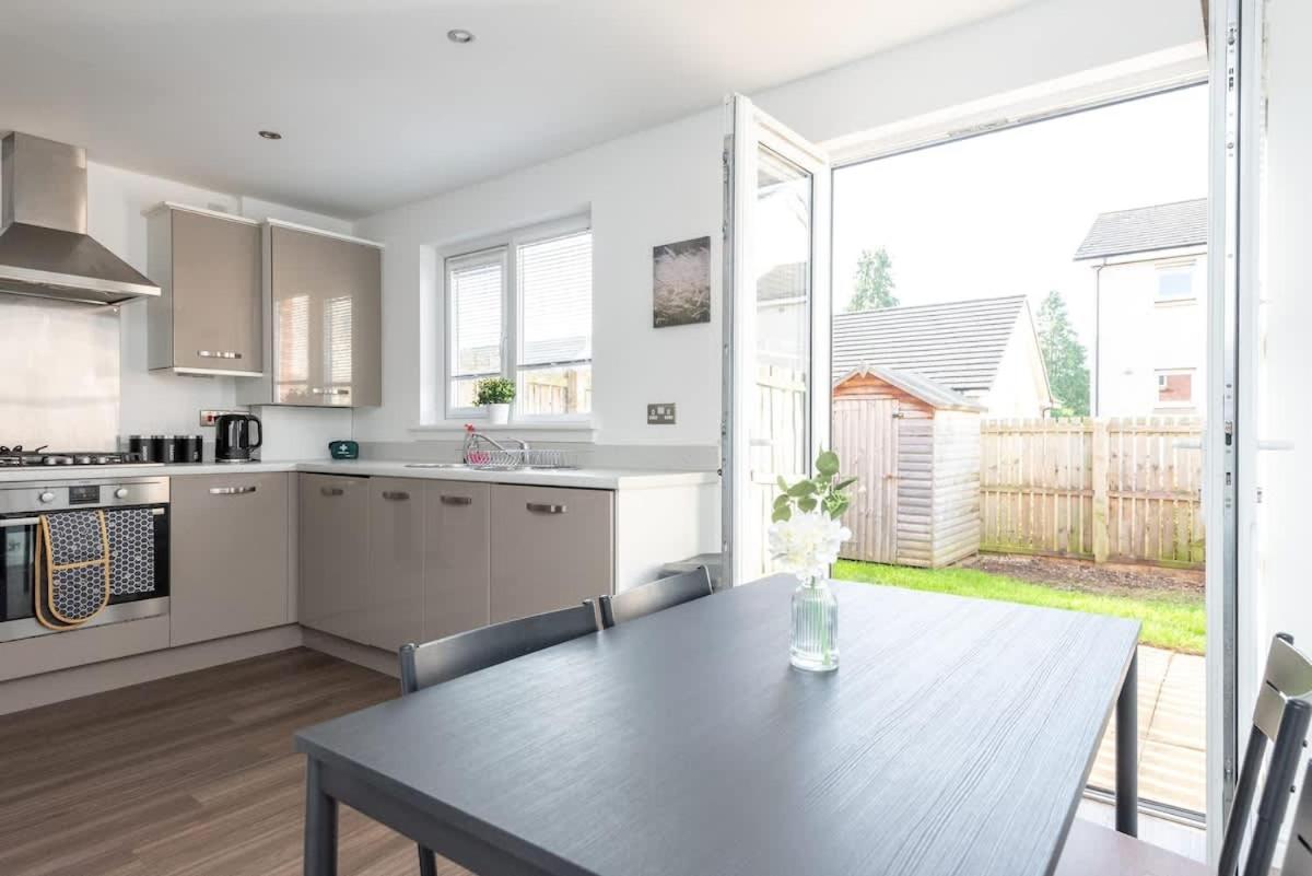 4 Bedroom House - Free Parking *