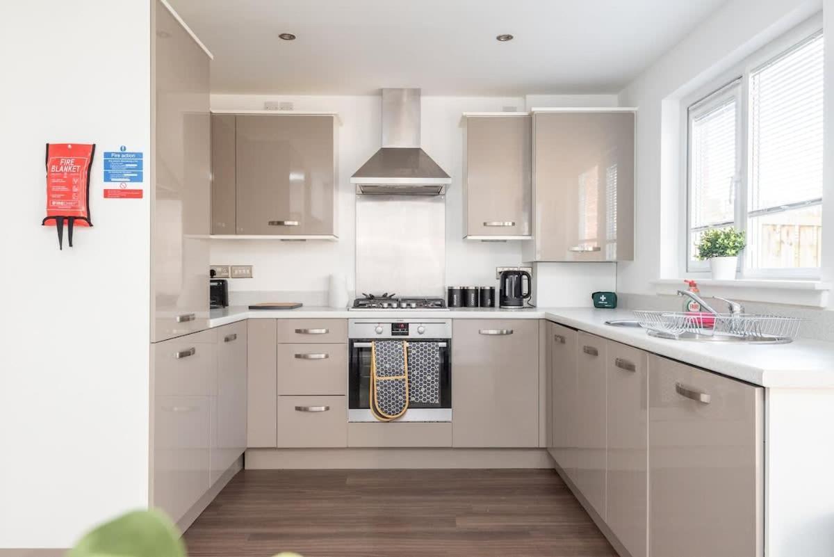 4 Bedroom House - Free Parking * Edinburgh