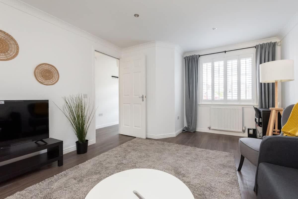 4 Bedroom House - Free Parking Holiday home *