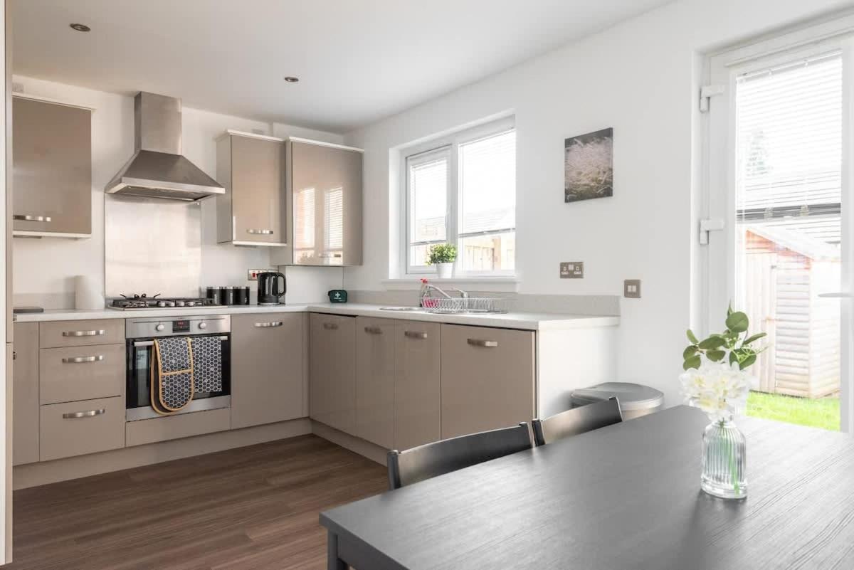 4 Bedroom House - Free Parking Holiday home Edinburgh